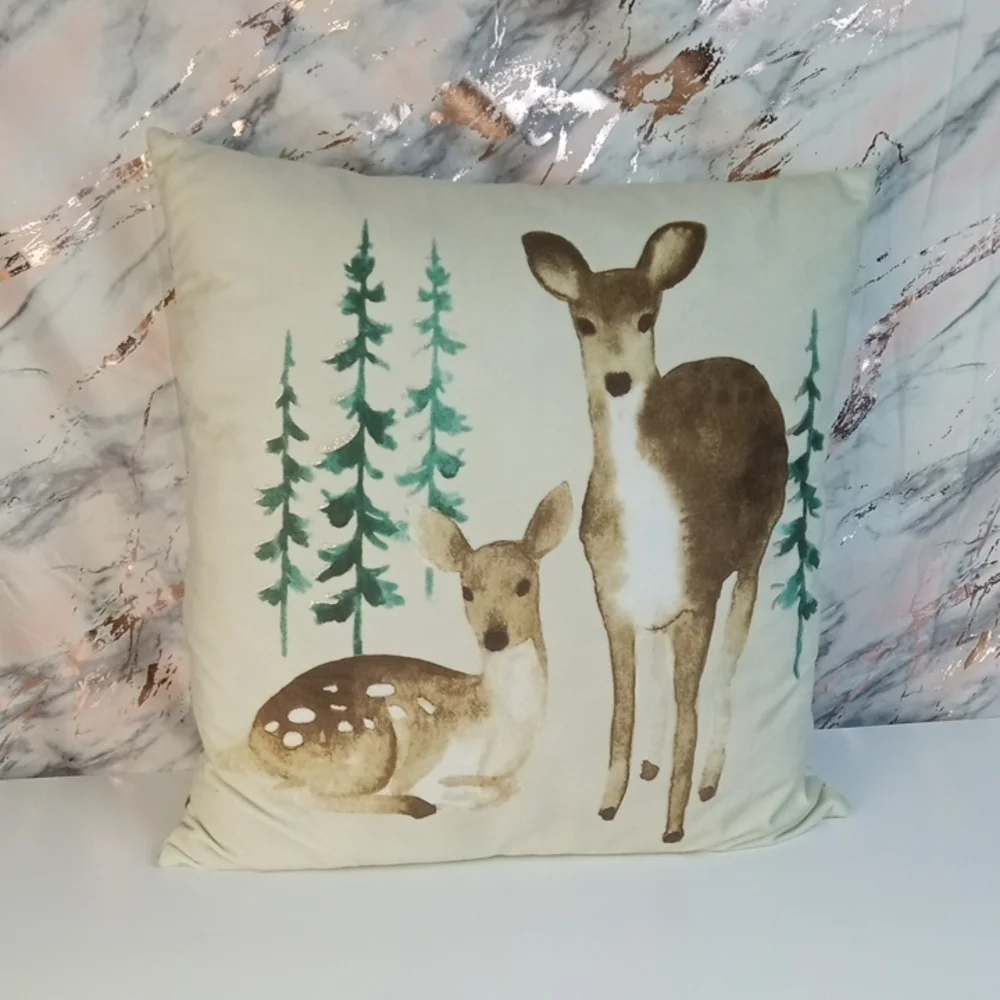 🎁 Holiday Deer Decorative Throw Pillow